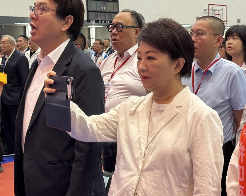 國民黨25日在成功高中禮堂舉行「第22屆第2次全國黨代表大會」，黨內要員都到齊。圖為台中市長盧秀燕用手機拍照&nbsp;&nbsp;&nbsp;圖：林朝億/攝