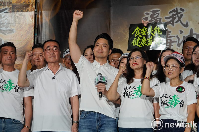 台北市長蔣萬安號召的反毒油集會，參與抗議的民眾擠爆凱道。圖為蔣萬安向民眾揮手致意。&nbsp;&nbsp;&nbsp;圖：張良一 / 攝（資料照）