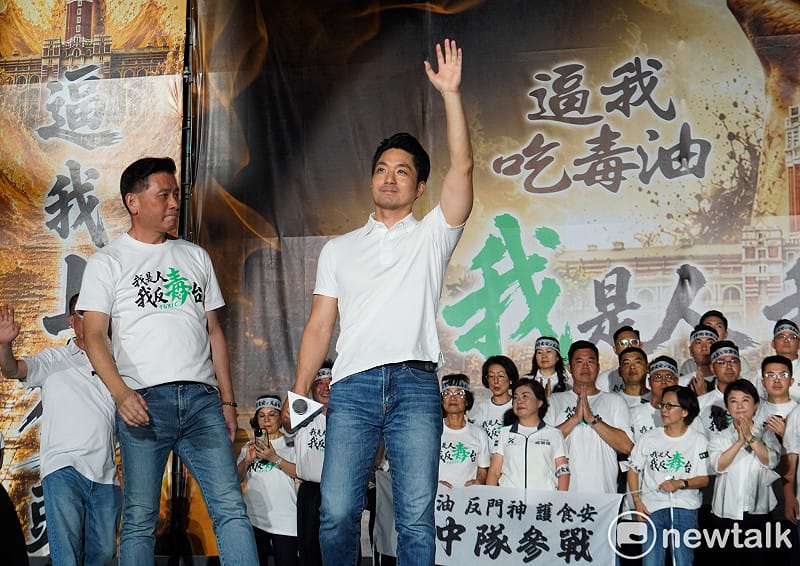 台北市長蔣萬安號召的反毒油集會，參與抗議的民眾擠爆凱道。圖為蔣萬安向民眾揮手致意。&nbsp;&nbsp;&nbsp;圖：張良一 / 攝（資料照）