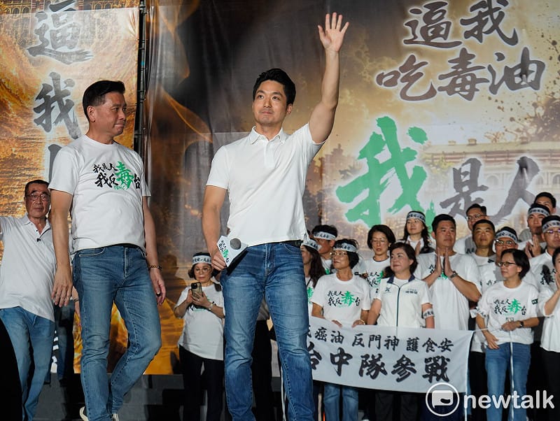 台北市長蔣萬安號召的反毒油集會，一登上凱道舞台就讓群眾歡聲雷動。圖為蔣萬安向民眾揮手致意。&nbsp;&nbsp;&nbsp;圖：張良一/攝