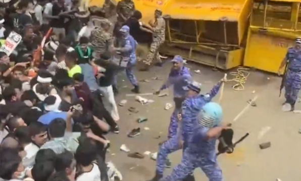 印度學生舉行大規模示威遊行,抗議考題外洩;抗議者與警方發生暴力衝突。 圖:翻攝自 X @MOSCOW_EN 印度學生舉行大規模示威遊行,抗議考題外洩;抗議者與警方發生暴力衝突。 圖:翻攝自 X @MOSCOW_EN