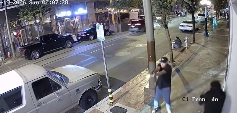 法蘭奇（ David French ）涉嫌向人群開槍掃射造成 9 人受傷，10 秒後警方迅速開槍擊中法蘭奇，將其受傷逮捕歸案。&nbsp;&nbsp;&nbsp;圖：翻攝自@CollinRugg 