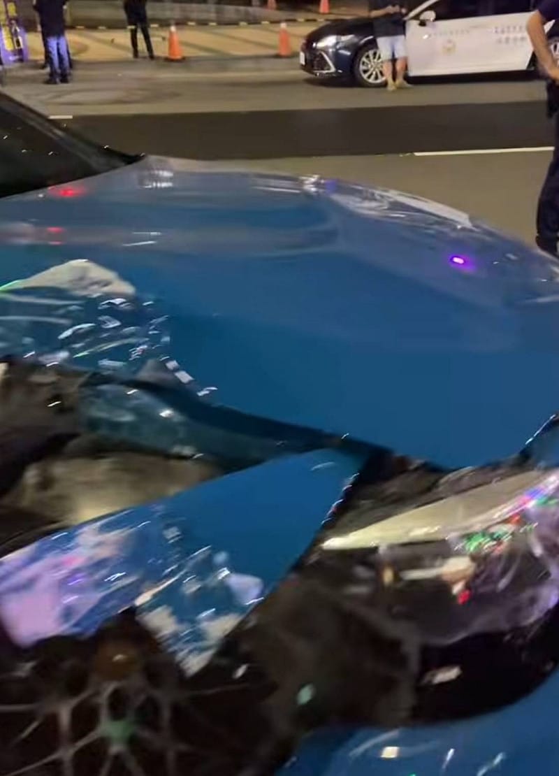 由於該車輛為大馬力後驅設定，非常容易發生甩尾現象，他在事發前才剛出言提醒朋友轉彎要小心一點，沒想到下一秒車輛就徹底失控釀成慘劇。 圖：翻攝自 Thread @rex_maser 