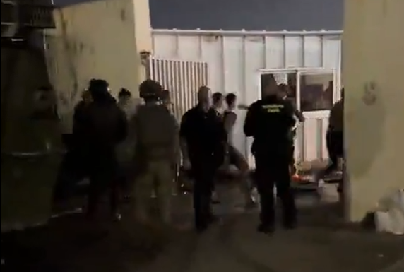  西班牙國民警衛隊和西班牙軍隊成員袖手旁觀，並未阻止摩洛哥入侵者進入西班牙飛地休達。他們寡不敵眾，無力阻止越境行動。 圖@BabakTaghvaee1 