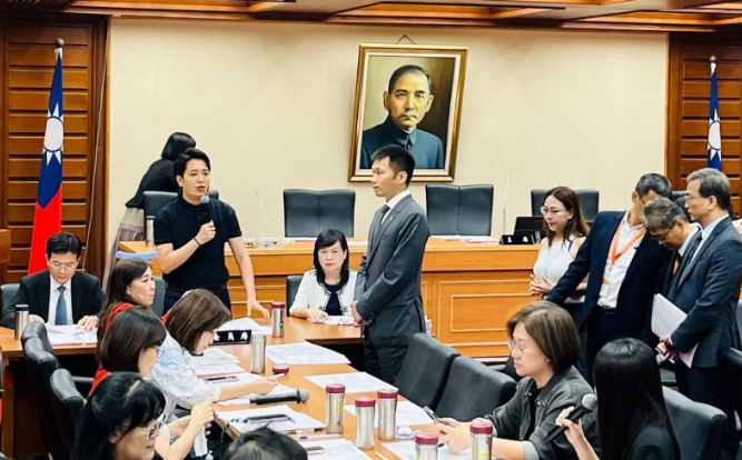 葉元之透露,他當時曾上前勸說李洋先坐下休息,羅廷瑋也同樣示意,但李洋礙於自身為民進黨政府官員的身分,深怕得罪同黨立委而顯得相當無助。 圖:翻攝自臉書 @陳珊妮 葉元之透露,他當時曾上前勸說李洋先坐下休息,羅廷瑋也同樣示意,但李洋礙於自身為民進黨政府官員的身分,深怕得罪同黨立委而顯得相當無助。 圖:翻攝自臉書 @陳珊妮