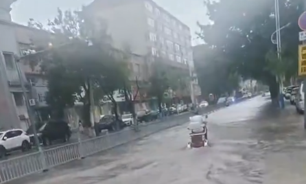 災民呼籲政府不應只停留在災後的清理與設置集中安置點,必須提出治本的防洪對策,才能避免悲劇不斷重演。 圖:翻攝自 X @china_epoch 災民呼籲政府不應只停留在災後的清理與設置集中安置點,必須提出治本的防洪對策,才能避免悲劇不斷重演。 圖:翻攝自 X @china_epoch