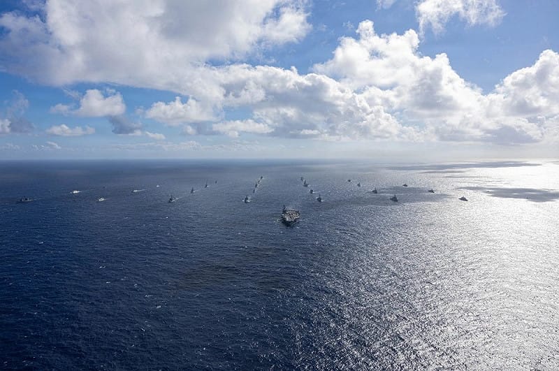 多國聯合海上軍演是重頭戲,艦艇們一字排開場面驚人。 圖:翻攝自@RimofthePacific 多國聯合海上軍演是重頭戲,艦艇們一字排開場面驚人。 圖:翻攝自@RimofthePacific