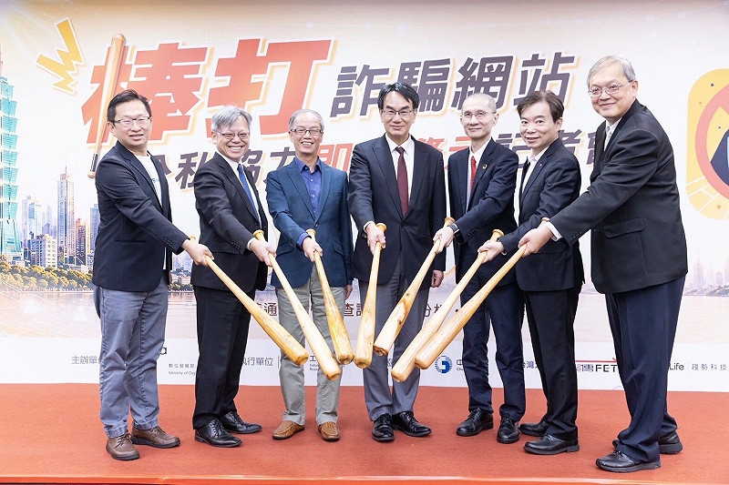 Gogolook 共同創辦人暨董事長鄭勝丰（左一）、數位產業署署長林俊秀（左三）、數位發展部部長林宜敬（中）與產業夥伴共同合影。&nbsp;&nbsp;&nbsp;圖：Gogolook