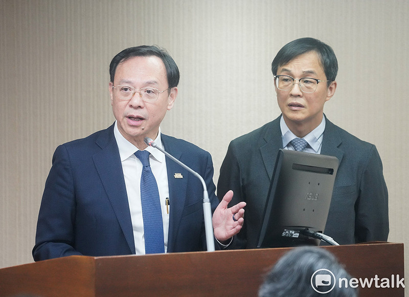 衛福部長石崇良（左）強調，台糖公司未購入的脫膠原油並非「可供食用」的產品，後續仍有多道工序才能製成食用油。&nbsp;&nbsp;&nbsp;圖：張良一/攝