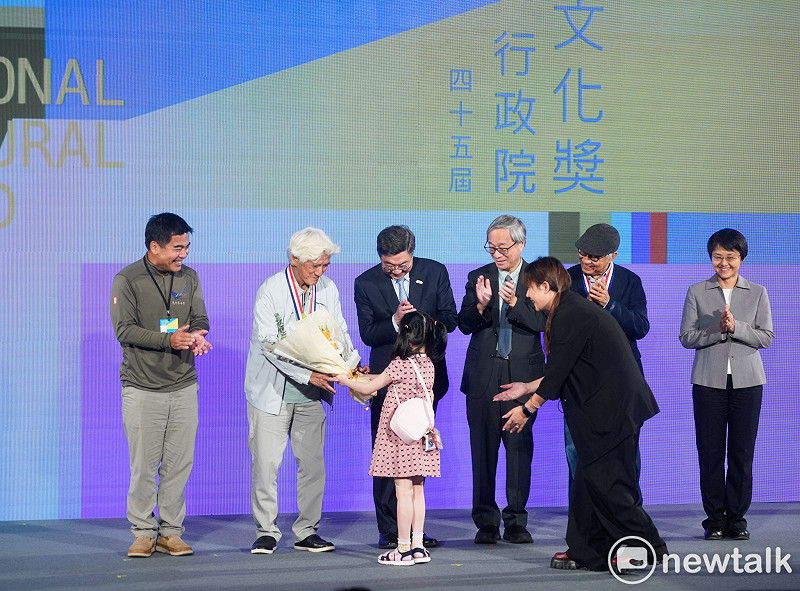 行政院長卓榮泰在文化部長李遠、客委會主委谷秀妃的陪同下，出席第45屆行政院文化獎頒獎典禮，並與得獎者邱坤良、廖慶松等人合影。&nbsp;&nbsp;&nbsp;圖：張良一/攝