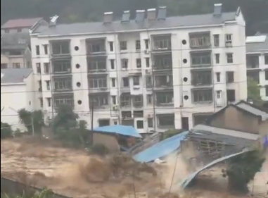  8 月 5 日，湖北秭歸縣遭遇強降雨，導致縣城多處嚴重淹水。 圖：翻攝自 X @whyyoutouzhele 