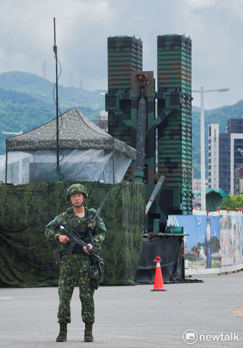 漢光42號演習第二日，空軍天弓三型防空飛彈放列在台北市區，並升起發射架待命。圖爲一位士兵在天弓三型防空飛彈前警戒。&nbsp;&nbsp;&nbsp;圖：張良一/攝