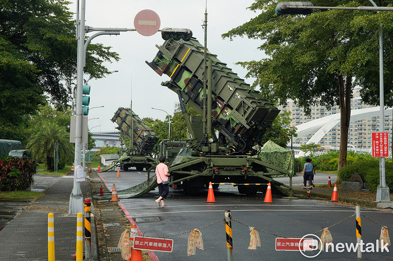 漢光42號演習第二日，空軍愛國者三型防空飛彈放列在新北市區，並升起發射架待命。圖爲運動的市民經過愛國者防空飛彈。&nbsp;&nbsp;&nbsp;圖：張良一/攝