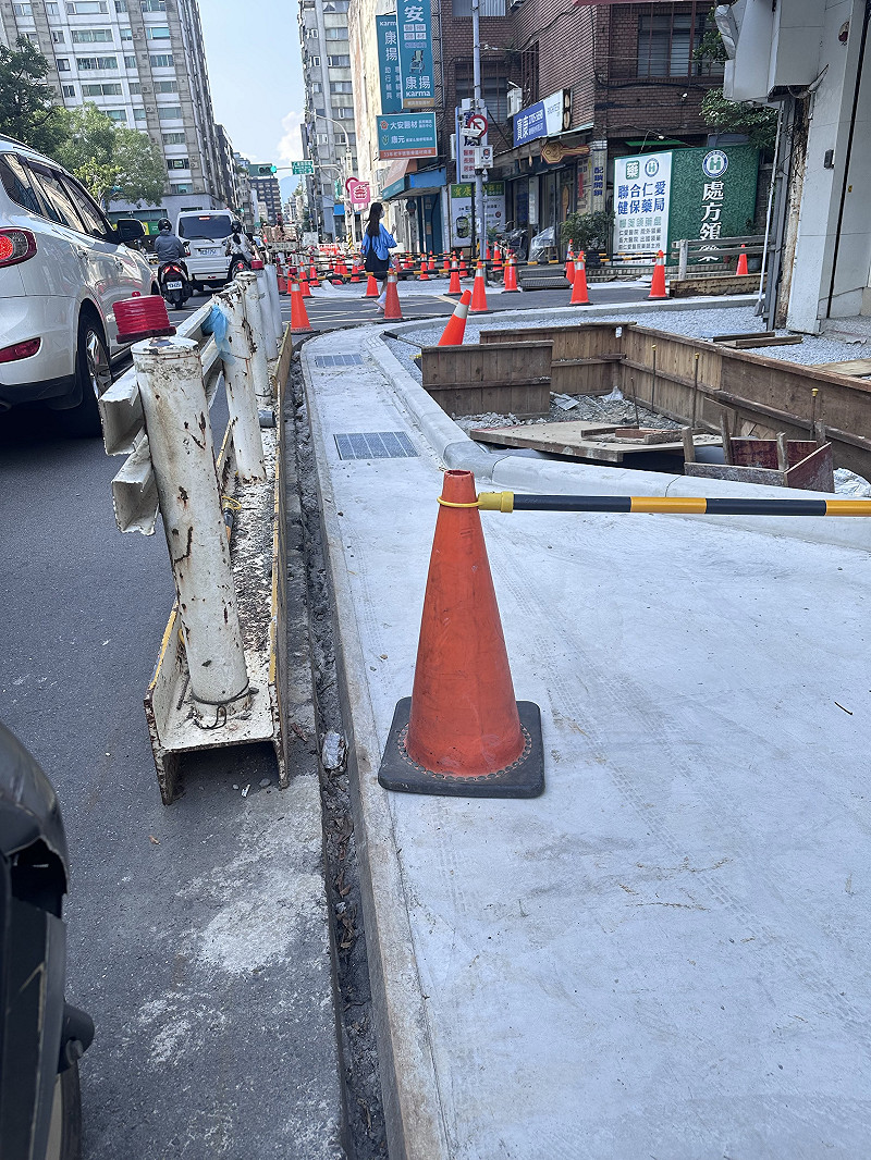 台北市大安區大安路正進行人行道拓寬工程，但卻讓既有人行空間消失，引發熱議。&nbsp;&nbsp;&nbsp;圖：翻攝自@m12308h Threads