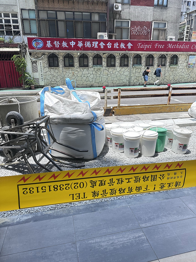 台北市大安區進行人行道拓寬工程,不幸釀長者受傷,卻發現施工單位新工處竟連標示布條都掛反。 圖:翻攝自@m12308h Threads 台北市大安區進行人行道拓寬工程,不幸釀長者受傷,卻發現施工單位新工處竟連標示布條都掛反。 圖:翻攝自@m12308h Threads