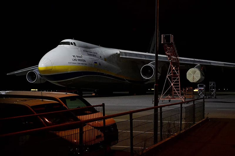 一架烏克蘭安東諾夫航空的安-124貨機在萊比錫/哈勒機場起飛,附近查獲有載有炸彈的無人機。 圖:翻攝自 X @front_ukrainian 一架烏克蘭安東諾夫航空的安-124貨機在萊比錫/哈勒機場起飛,附近查獲有載有炸彈的無人機。 圖:翻攝自 X @front_ukrainian