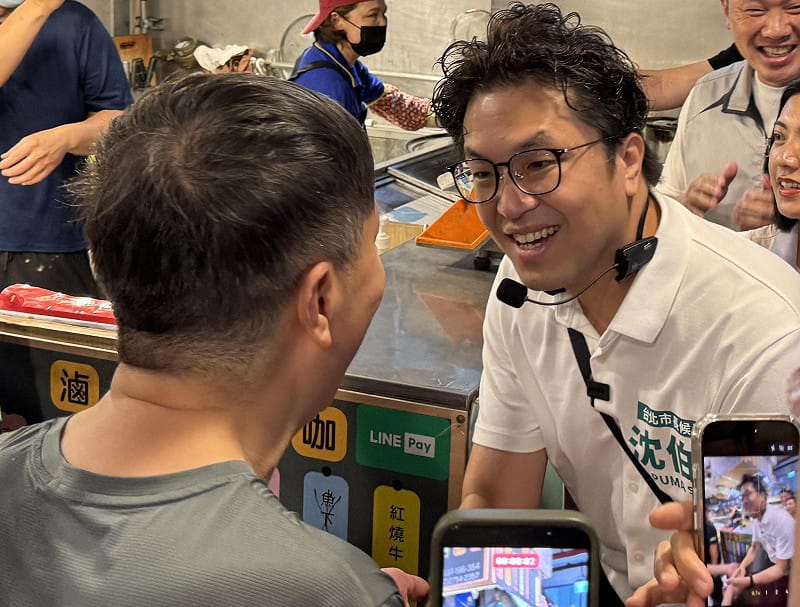 民進黨台北市長候選人沈伯洋8日前往台北市成功市場拜票&nbsp;&nbsp;&nbsp;圖：林朝億/攝