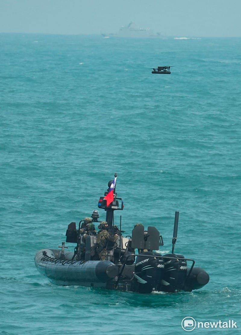 海軍今在漢光42號演習中進行「聯合反登陸、濱海打擊、灘岸戰鬥」演練，結合飛彈車、飛彈快艇、海巡艦和近岸防禦特戰部隊，以及各型無人機，展現捍衛海疆的能力。圖為M109特戰突擊艇施放監偵型無人機。&nbsp;&nbsp;&nbsp;圖：張良一/攝
