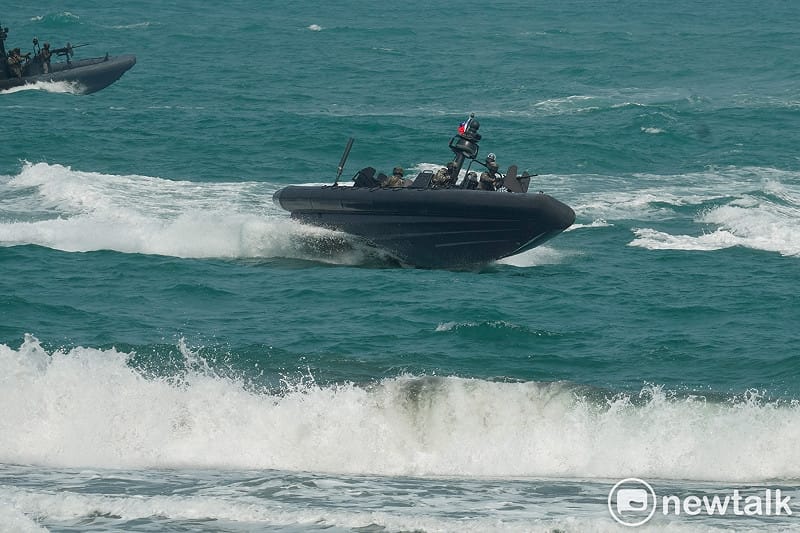 海軍今（8）天在漢光42號演習中進行「聯合反登陸、濱海打擊、灘岸戰鬥」演練，結合飛彈車、飛彈快艇、海巡艦和近岸防禦特戰部隊，以及各型無人機，展現捍衛海疆的能力。圖為M109特戰突擊艇。&nbsp;&nbsp;&nbsp;圖：張良一/攝