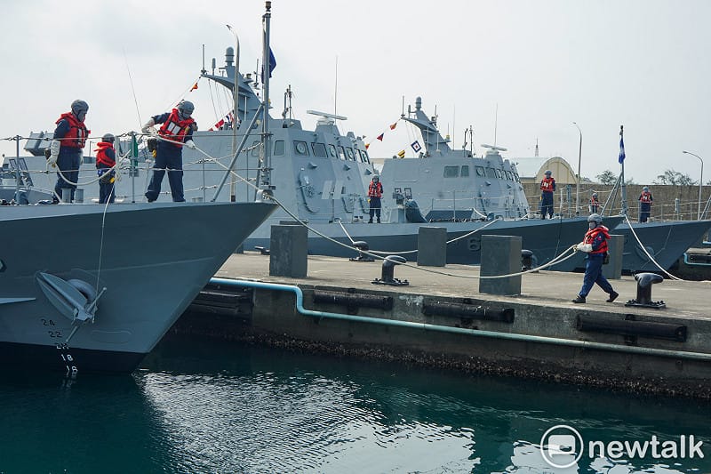 國軍漢光42號演習,海軍在左營基地進行「聯合反登陸、濱海打擊、灘岸戰鬥」演練。圖為海巡艦和光六飛彈快艇進行緊急出港演練。 圖:張良一/攝 國軍漢光42號演習,海軍在左營基地進行「聯合反登陸、濱海打擊、灘岸戰鬥」演練。圖為海巡艦和光六飛彈快艇進行緊急出港演練。 圖:張良一/攝
