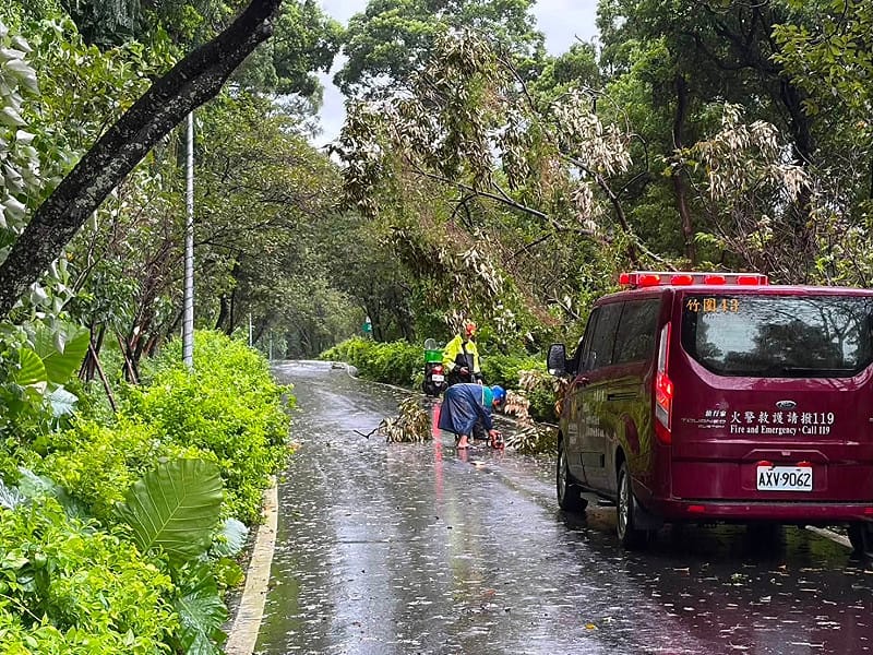為防止災害擴大,各地消防及救援單位第一時間出動車輛與人力前往現場支援。 圖:翻攝自臉書帳號 @洪孟楷 為防止災害擴大,各地消防及救援單位第一時間出動車輛與人力前往現場支援。 圖:翻攝自臉書帳號 @洪孟楷