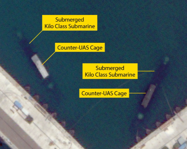 畫面顯示位於黑海的諾沃羅西斯克海軍基地中,有 3 艘「基洛級」攻擊潛艦的艦橋上方同樣加裝了防無人機的金屬防禦鐵籠。 圖:翻攝自 X @DefenceHQ 畫面顯示位於黑海的諾沃羅西斯克海軍基地中,有 3 艘「基洛級」攻擊潛艦的艦橋上方同樣加裝了防無人機的金屬防禦鐵籠。 圖:翻攝自 X @DefenceHQ
