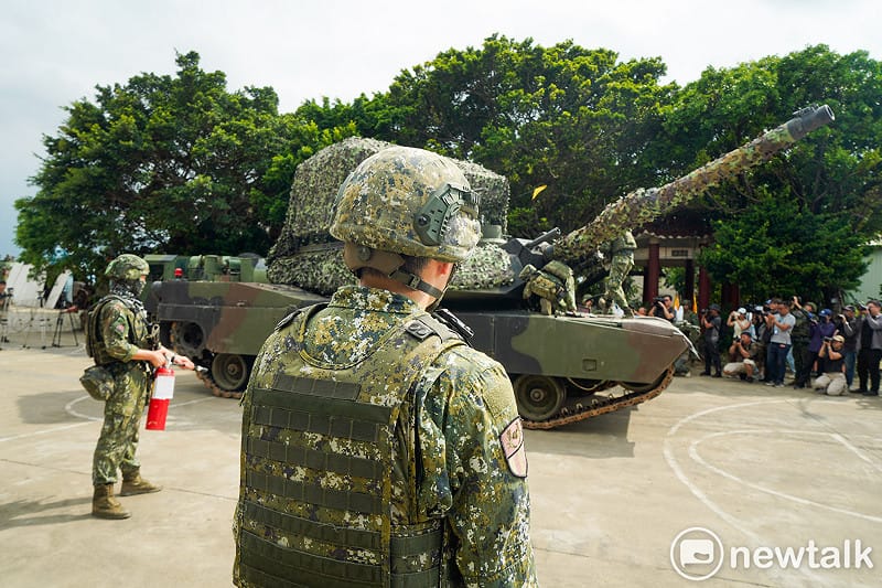 陸軍584旅在漢光42號演習中，在桃園地區進行油料整補演練，加油時，一位士兵拿著滅火器在一旁警戒。&nbsp;&nbsp;&nbsp;圖：張良一/攝