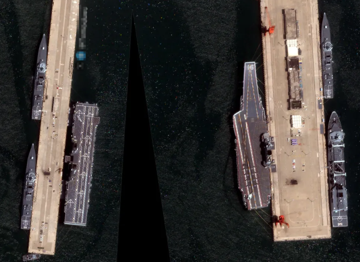  在青島海軍綜合支援基地碼頭，出現了一組極為罕見的艦隊陣容。包含中國首艘航空母艦遼寧號、一艘 076 型兩棲攻擊艦、三艘 055 型萬噸驅逐艦，以及一艘 901 型綜合補給艦 圖：翻攝自騰訊網 
