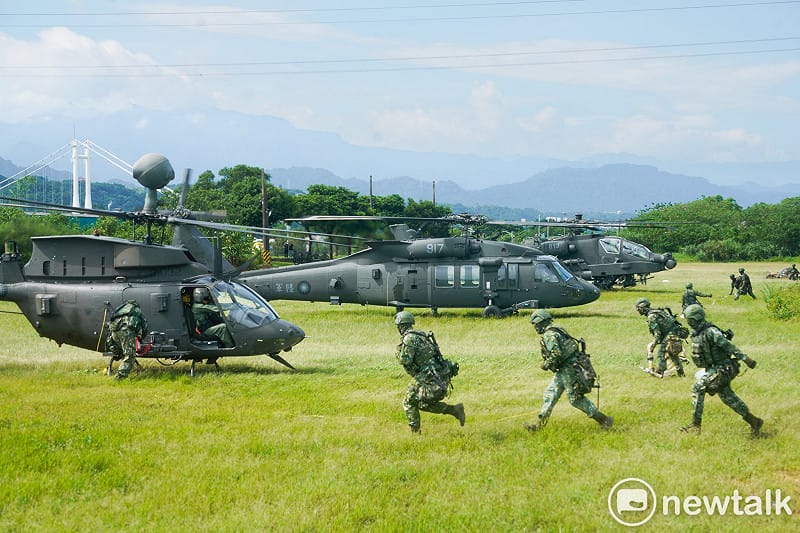 陸軍601旅在漢光42號演習演練在道路中斷下，油罐車無法到達情況下，UH-60M黑鷹直升機吊掛油囊，為AH-64阿帕契攻擊直升機、UH-64M黑鷹直升機和OH-58D戰搜直升機進行油料整補演練。圖為特戰官兵為阿帕契攻擊直升機等三架直升機進行油料整補。&nbsp;&nbsp;&nbsp;圖：張良一/攝