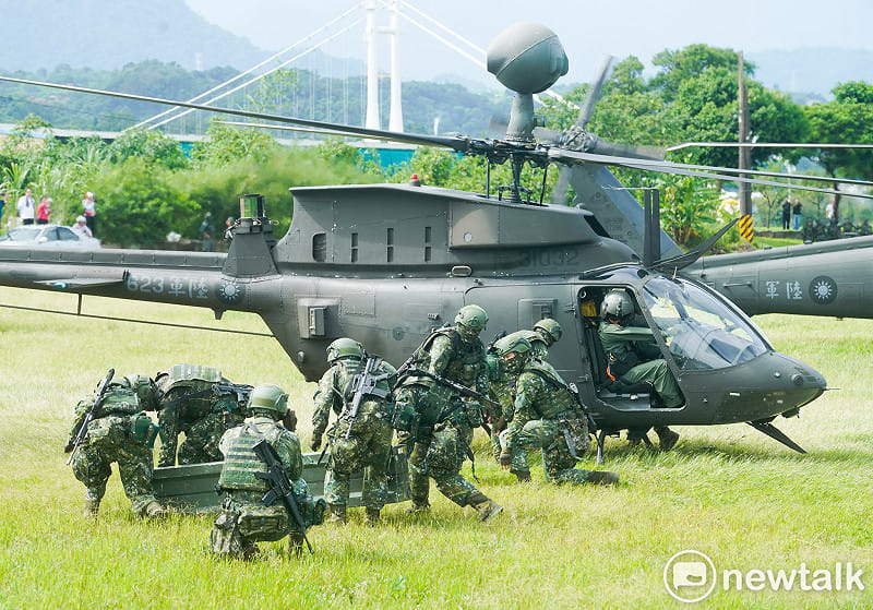  陸軍601旅在漢光42號演習演練在道路中斷下，油罐車無法到達情況下，UH-60M黑鷹直升機吊掛油囊，為AH-64阿帕契攻擊直升機、UH-64M黑鷹直升機和OH-58D戰搜直升機進行油料整補演練。圖為特戰官兵為阿帕契攻擊直升機等三架直升機進行油料整補及掛彈演練。 圖：張良一/攝 