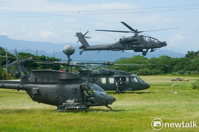  陸軍601旅在漢光42號演習演練在道路中斷下，油罐車無法到達情況下，UH-60M黑鷹直升機吊掛油囊，為AH-64阿帕契攻擊直升機、UH-64M黑鷹直升機和OH-58D戰搜直升機進行油料整補演練。圖為特戰官兵為阿帕契攻擊直升機等三架直升機進行油料整補及掛彈後起飛離場。 圖：張良一/攝 