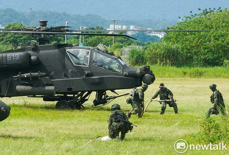 陸軍601旅在漢光42號演習演練在道路中斷下，油罐車無法到達情況下，UH-60M黑鷹直升機吊掛油囊，為AH-64阿帕契攻擊直升機、UH-64M黑鷹直升機和OH-58D戰搜直升機進行油料整補演練。圖為特戰官兵為阿帕契攻擊直升機等三架直升機完成油料整補及掛彈後起飛離場。&nbsp;&nbsp;&nbsp;圖：張良一/攝