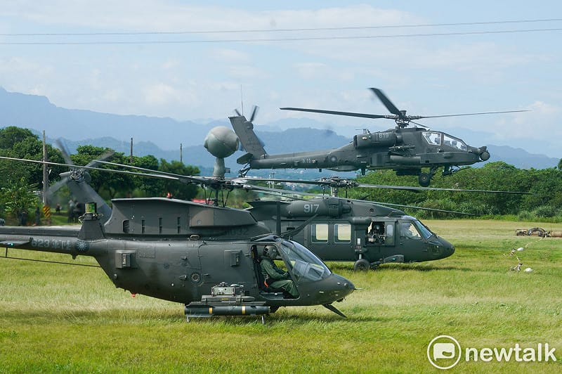 美製UH-60M黑鷹直升機吊掛油囊，為AH-64阿帕契攻擊直升機、UH-64M黑鷹直升機和OH-58D戰搜直升機進行油料整補演練。(示意圖) 圖：張良一/攝 