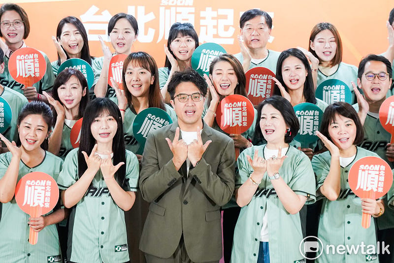民進黨台北市長參選人沈伯洋和台北市議員參選人共同出席「民進黨台北市黨部聯合競選記者會」，並高呼勝選口號。&nbsp;&nbsp;&nbsp;圖：張良一/攝