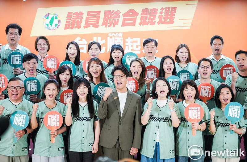 沈伯洋和台北市議員參選人共同出席「民進黨台北市黨部聯合競選記者會」,並高呼勝選口號。 圖:張良一/攝 沈伯洋和台北市議員參選人共同出席「民進黨台北市黨部聯合競選記者會」,並高呼勝選口號。 圖:張良一/攝