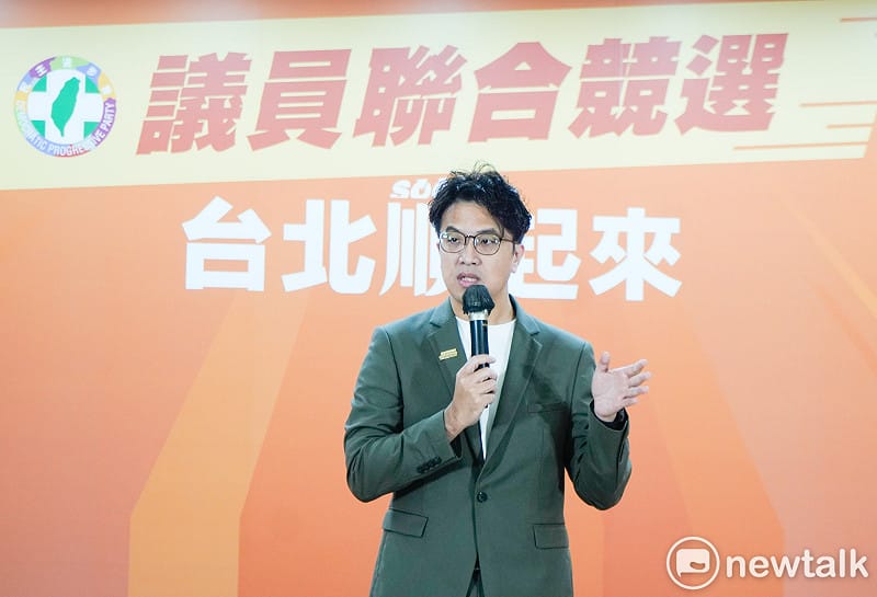 民進黨台北市長參選人沈伯洋和台北市議員參選人共同出席「民進黨台北市黨部聯合競選記者會」，並高呼勝選口號。&nbsp;&nbsp;&nbsp;圖：張良一/攝