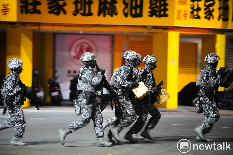 憲兵在國軍漢光42號演習，在台北市光復橋頭進行光復橋樑守備作戰演練，模擬假想敵從板橋方向經由光復橋欲進攻台北政經中樞，憲兵在光復橋架設阻絕設施，並徵用民間遊覽車阻絕敵軍。此外，憲兵也在橋下架設多重阻絕設施，並以雲豹甲車火力還擊，現場槍聲火炮聲四起，場面相當逼真。&nbsp;&nbsp;&nbsp;圖：張良一/攝