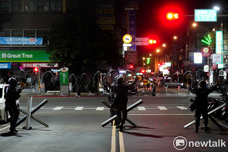憲兵在國軍漢光42號演習，在台北市光復橋頭進行光復橋樑守備作戰演練，模擬假想敵從板橋方向經由光復橋欲進攻台北政經中樞，憲兵在光復橋架設阻絕設施，並徵用民間遊覽車阻絕敵軍。此外，憲兵也在橋下架設多重阻絕設施，並以雲豹甲車火力還擊，現場槍聲火炮聲四起，場面相當逼真。&nbsp;&nbsp;&nbsp;圖：張良一/攝