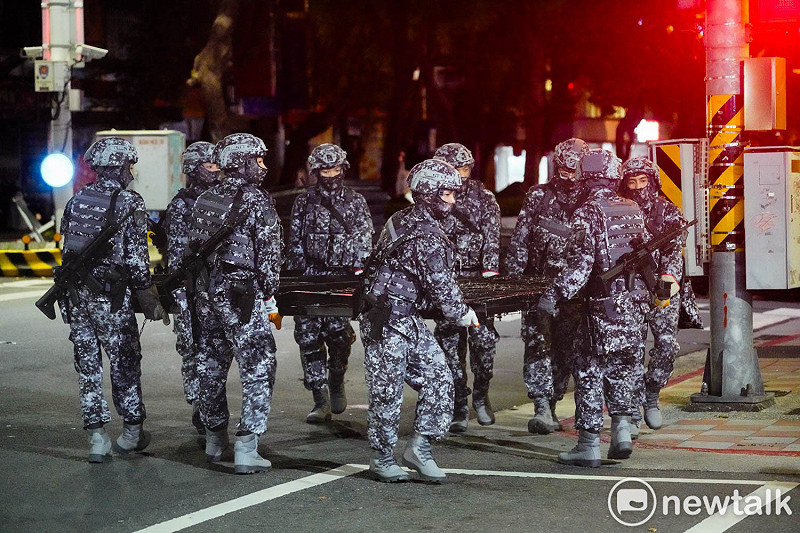 憲兵在國軍漢光42號演習，在台北市光復橋頭進行光復橋樑守備作戰演練，模擬假想敵從板橋方向經由光復橋欲進攻台北政經中樞，憲兵在光復橋架設阻絕設施，並徵用民間遊覽車阻絕敵軍。此外，憲兵也在橋下架設多重阻絕設施，並以雲豹甲車火力還擊，現場槍聲火炮聲四起，場面相當逼真。&nbsp;&nbsp;&nbsp;圖：張良一/攝