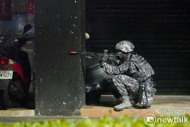 憲兵在國軍漢光42號演習，在台北市光復橋頭進行光復橋樑守備作戰演練，模擬假想敵從板橋方向經由光復橋欲進攻台北政經中樞，憲兵在光復橋架設阻絕設施，並徵用民間遊覽車阻絕敵軍。此外，憲兵也在橋下架設多重阻絕設施，並以雲豹甲車火力還擊，現場槍聲火炮聲四起，場面相當逼真。&nbsp;&nbsp;&nbsp;圖：張良一/攝