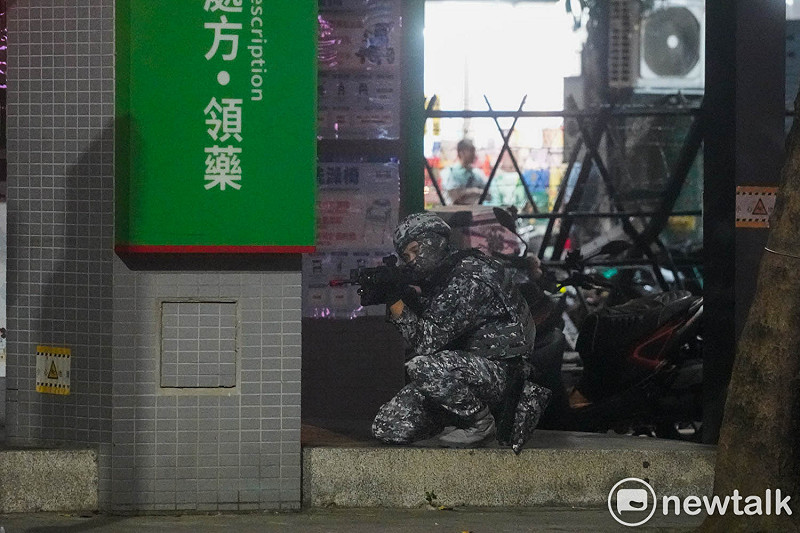 憲兵在國軍漢光42號演習，在台北市光復橋頭進行光復橋樑守備作戰演練，模擬假想敵從板橋方向經由光復橋欲進攻台北政經中樞，憲兵在光復橋架設阻絕設施，並徵用民間遊覽車阻絕敵軍。此外，憲兵也在橋下架設多重阻絕設施，並以雲豹甲車火力還擊，現場槍聲火炮聲四起，場面相當逼真。&nbsp;&nbsp;&nbsp;圖：張良一/攝