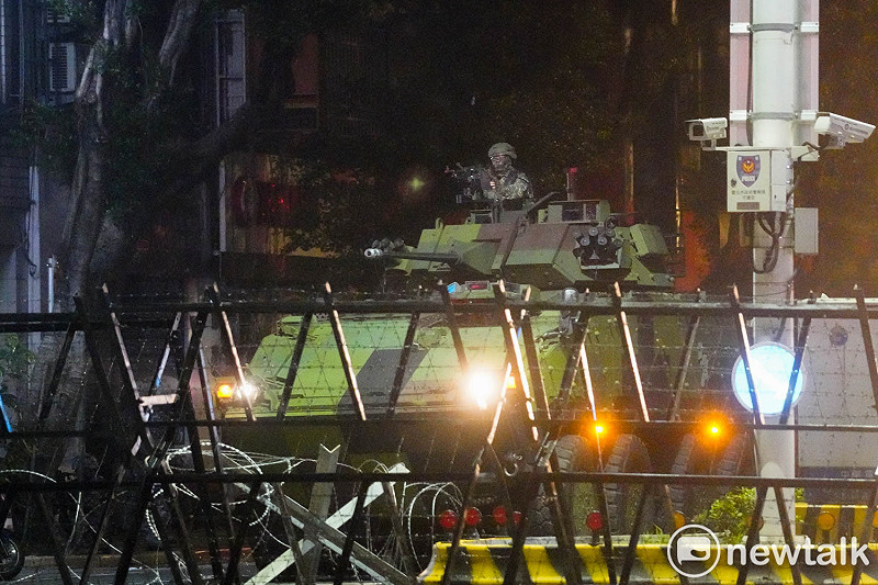 憲兵在國軍漢光42號演習，在台北市光復橋頭進行光復橋樑守備作戰演練，模擬假想敵從板橋方向經由光復橋欲進攻台北政經中樞，憲兵在光復橋架設阻絕設施，並徵用民間遊覽車阻絕敵軍。此外，憲兵也在橋下架設多重阻絕設施，並以雲豹甲車火力還擊，現場槍聲火炮聲四起，場面相當逼真。&nbsp;&nbsp;&nbsp;圖：張良一/攝