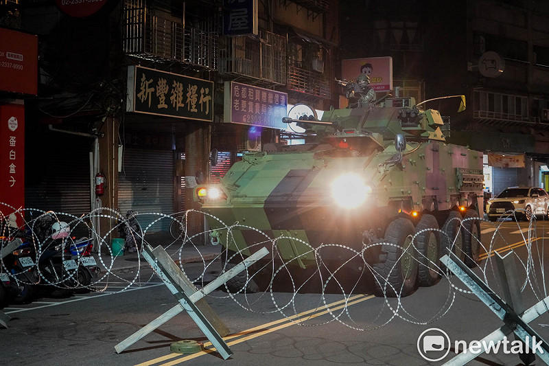 憲兵在國軍漢光42號演習，在台北市光復橋頭進行光復橋樑守備作戰演練，模擬假想敵從板橋方向經由光復橋欲進攻台北政經中樞，憲兵在光復橋架設阻絕設施，並徵用民間遊覽車阻絕敵軍。此外，憲兵也在橋下架設多重阻絕設施，並以雲豹甲車火力還擊，現場槍聲火炮聲四起，場面相當逼真。&nbsp;&nbsp;&nbsp;圖：張良一/攝
