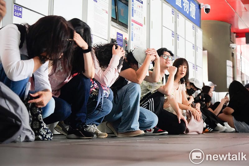 北部地區今午進行2026城鎮韌性(防空)演習，防空警報響起後，在劍潭捷運站的民眾走到一樓蹲下避難。&nbsp;&nbsp;&nbsp;圖：張良一/攝