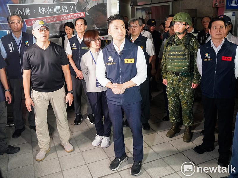 北部地區今午進行2026城鎮韌性(防空)演習，防空警報響起後，在劍潭捷運站的民眾走到一樓蹲下避難。圖為台北市長蔣萬安視察民眾避難情況。&nbsp;&nbsp;&nbsp;圖：張良一/攝