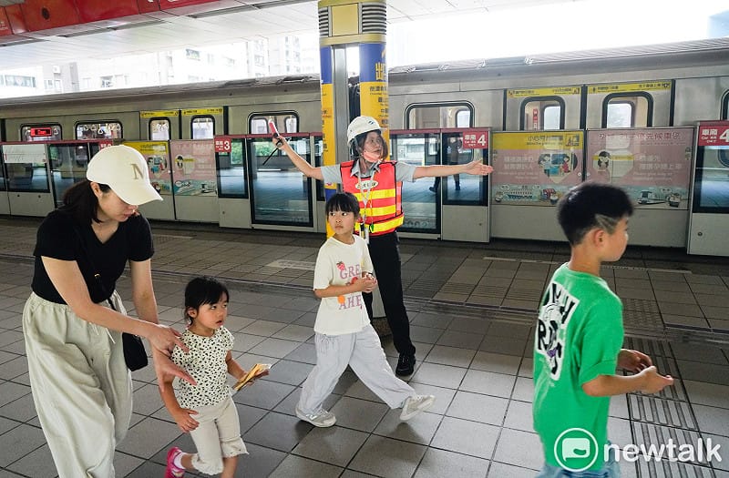 北部地區今午進行2026城鎮韌性(防空)演習，防空警報響起後，在劍潭捷運站的民眾走到一樓蹲下避難。&nbsp;&nbsp;&nbsp;圖：張良一/攝