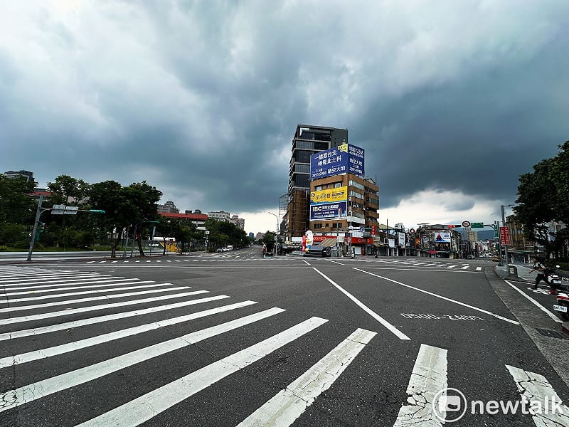 北部地區今午進行2026城鎮韌性(防空)演習，防空警報響起後，平常熙攘往來的馬路立刻淨空。&nbsp;&nbsp;&nbsp;圖：張良一/攝