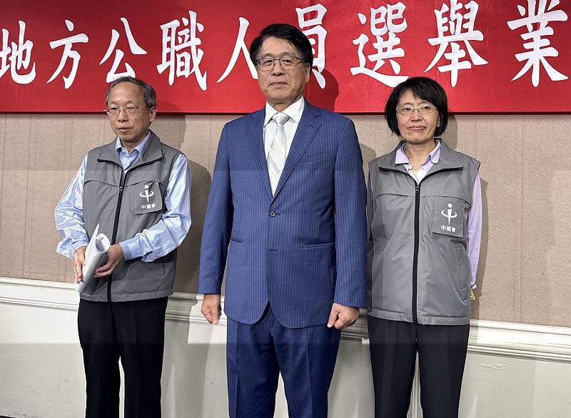 中選會主委游盈隆(中)&nbsp;&nbsp;&nbsp;圖：林朝億/攝