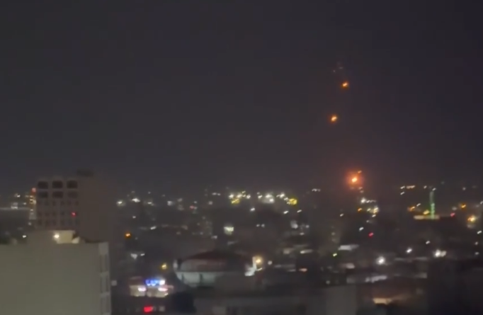  伊朗疑似動用飛彈與無人機，強烈襲擊伊拉克北部城市埃爾比勒一家收容美國軍事人員的飯店。 圖：翻攝自 X @maroofian_n 