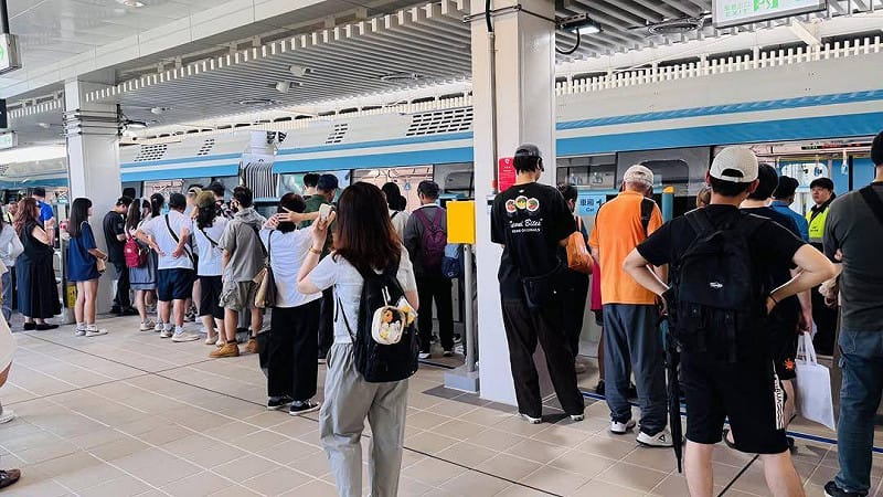 民眾爆口角後,其中一名男子突然情緒失控並掏出美工刀揮舞示威,現場雙方一度僵持不下,突如其來的暴力行徑嚇壞車廂內大批乘客。 圖:翻攝自 Thread 民眾爆口角後,其中一名男子突然情緒失控並掏出美工刀揮舞示威,現場雙方一度僵持不下,突如其來的暴力行徑嚇壞車廂內大批乘客。 圖:翻攝自 Thread